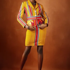 Veste et jupe confectionnées en pagne tissé avec un volant de tissu fleuri au niveau des hanches