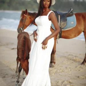 Longue robe blanche en lin en broberie anglaise