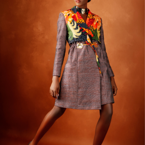 Un manteau en pagne tissé mélangé avec du tissu fleuri & poids Baoulé