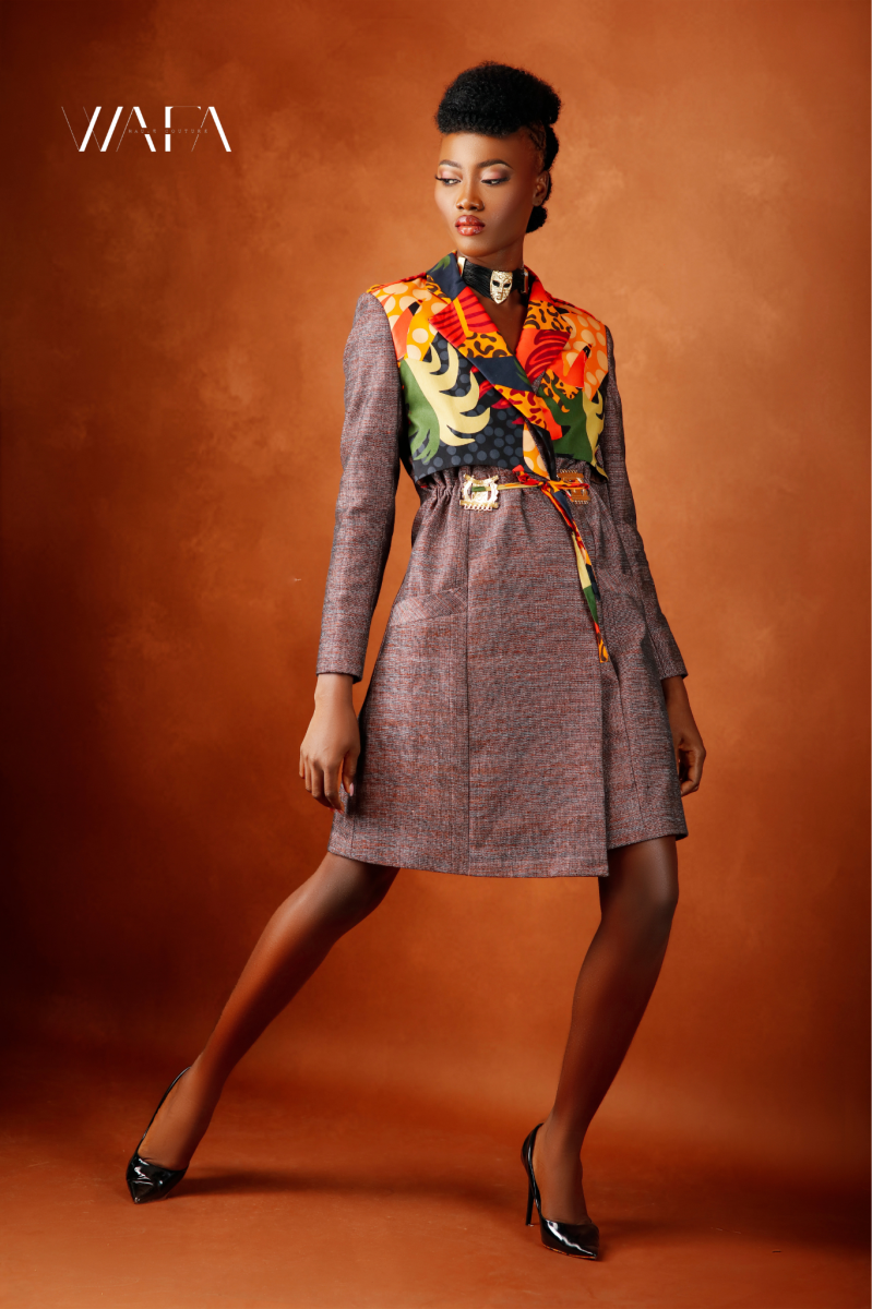 Un manteau en pagne tissé mélangé avec du tissu fleuri & poids Baoulé