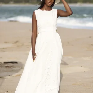 Longue robe blanche en lin en broberie anglaise