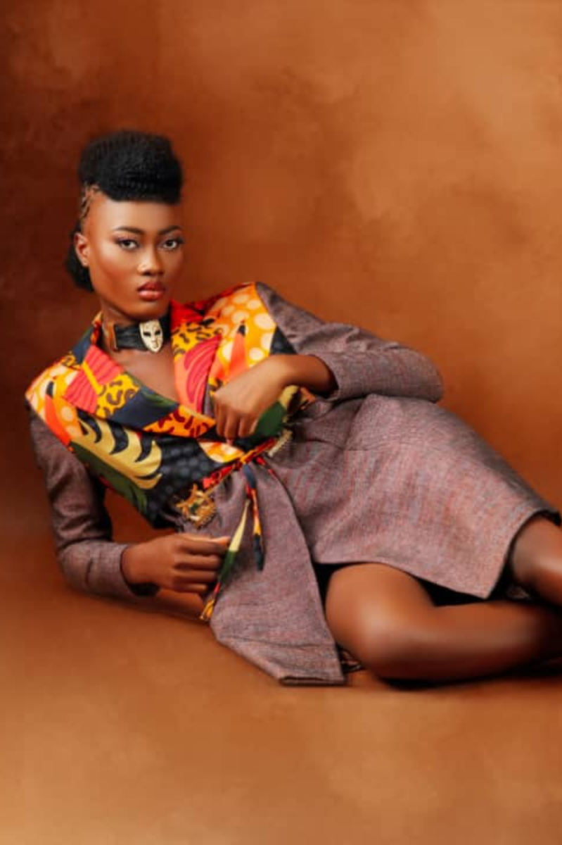 Un manteau en pagne tissé mélangé avec du tissu fleuri & poids Baoulé – Image 3