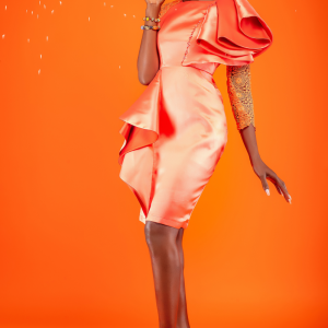 Robe en tissu satiné avec dentelle