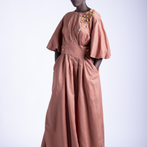 Robe en lin avec motif en peinture et poids Baoulé