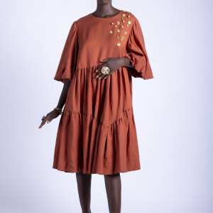 Robe en lin avec motif en peinture et poid Baoulé