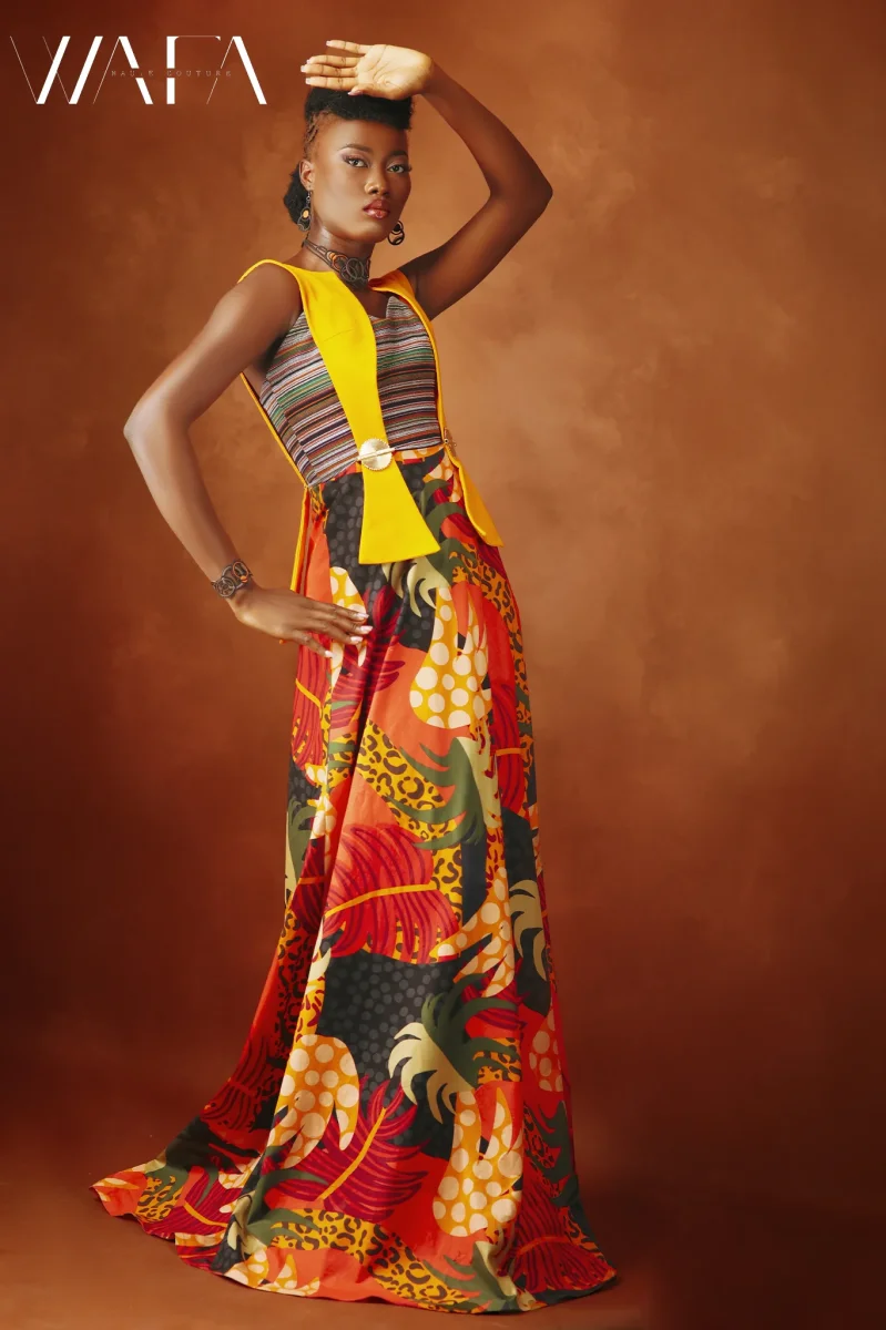 Longue robe à la poitrine en pagne tissé & décorée en poids Baoulé – Image 3