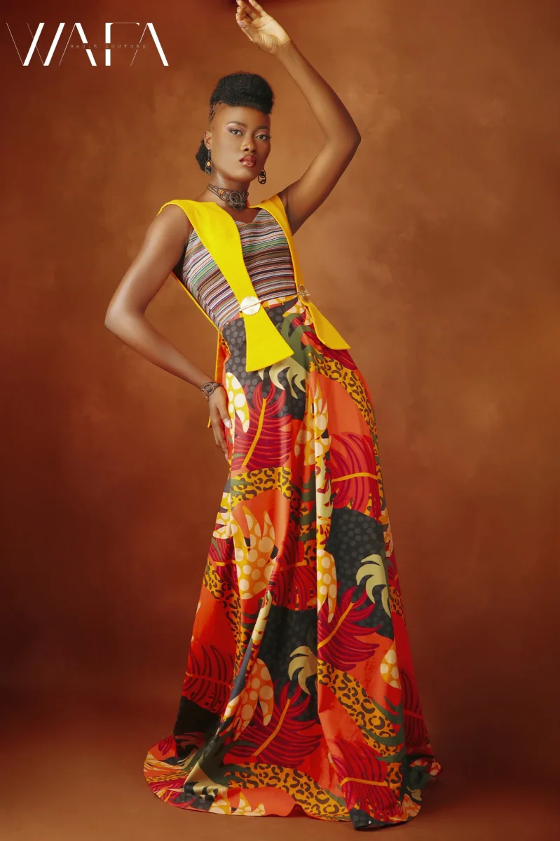 Longue robe à la poitrine en pagne tissé & décorée en poids Baoulé