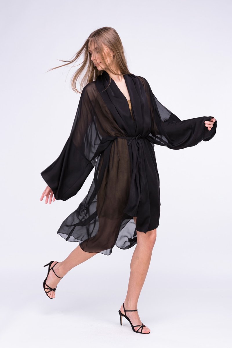 Robe kimono noir en soie WEZEN
