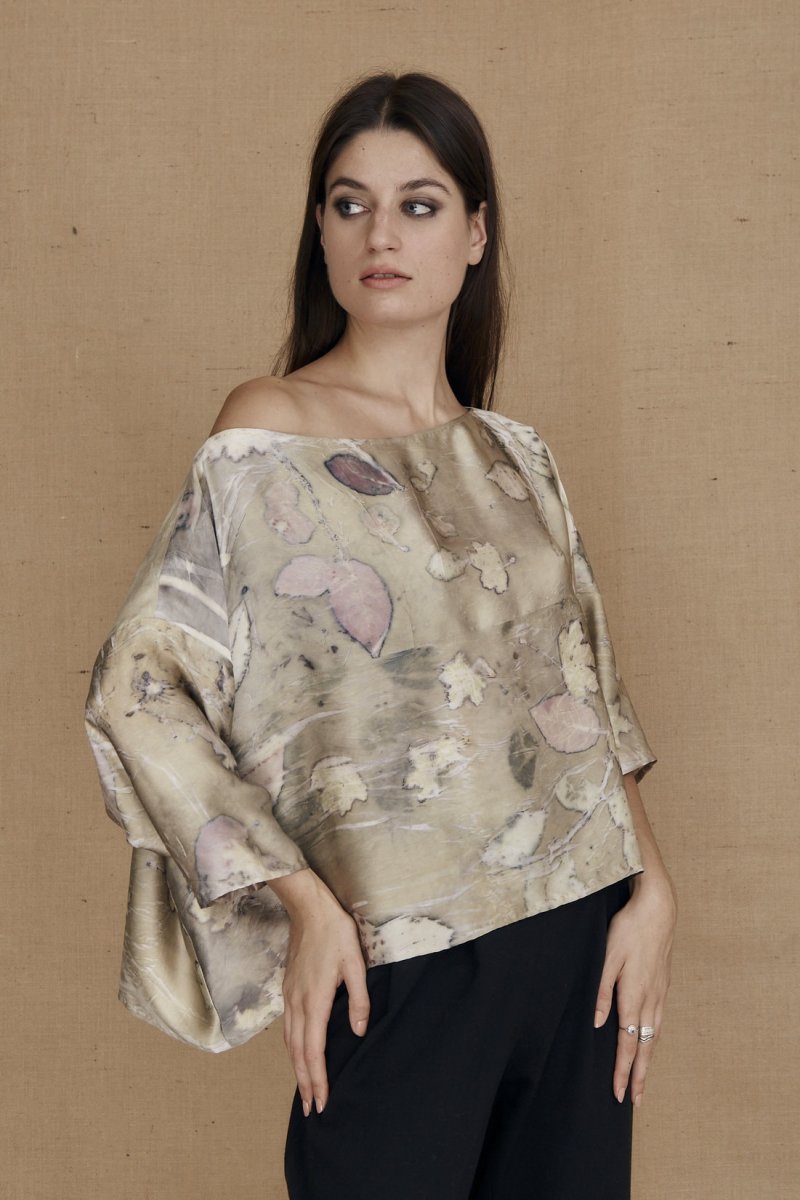 Haut beige large en satin de soie imprimé pour femme MEI – Image 2