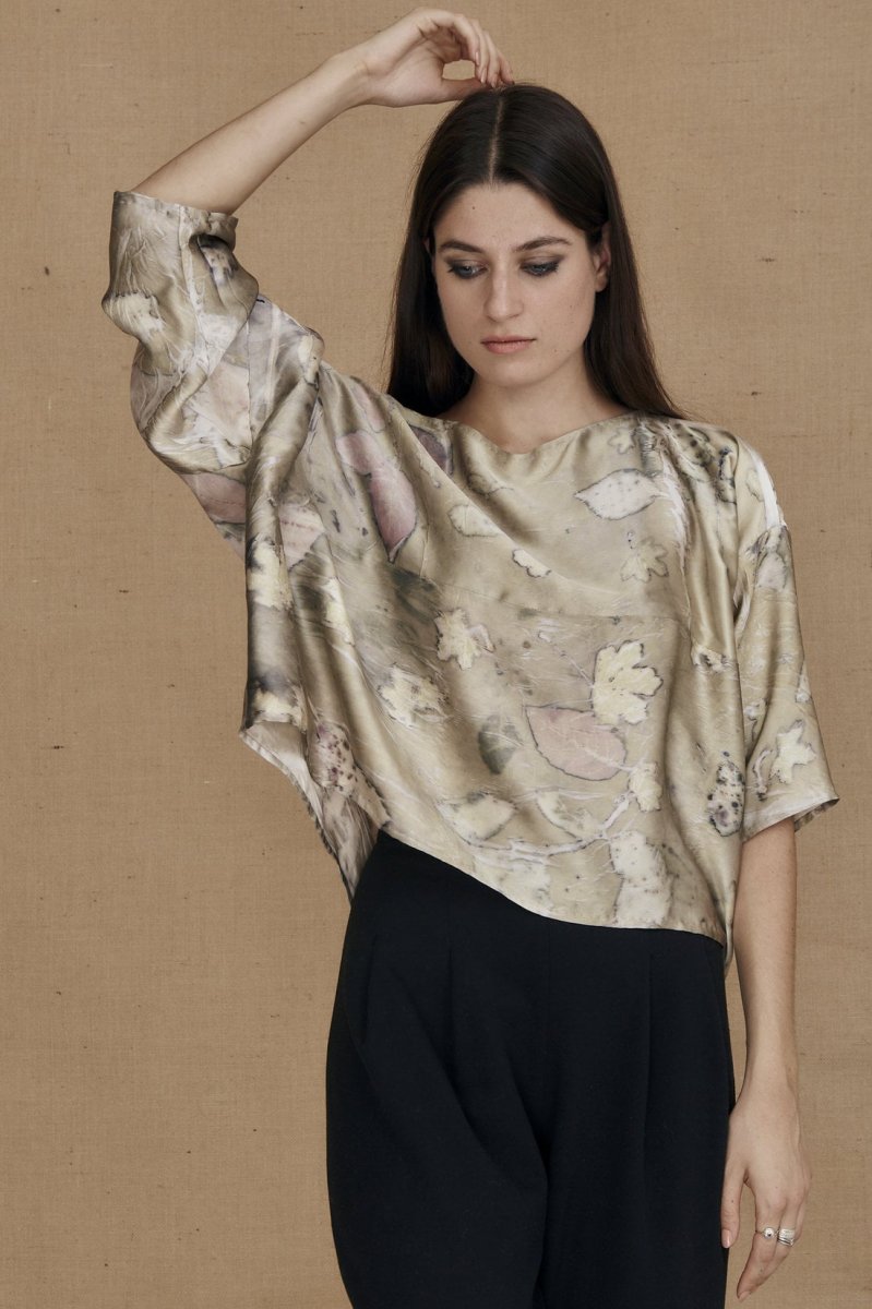Haut beige large en satin de soie imprimé pour femme MEI – Image 3