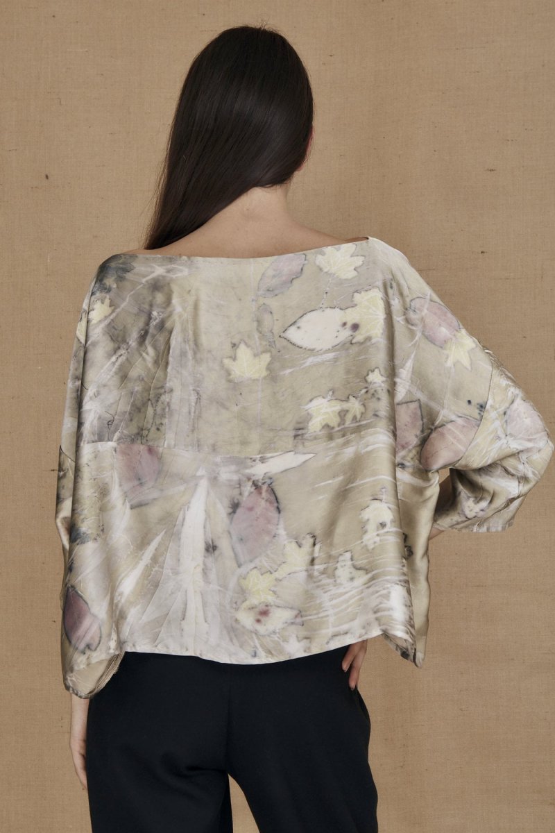 Haut beige large en satin de soie imprimé pour femme MEI – Image 5