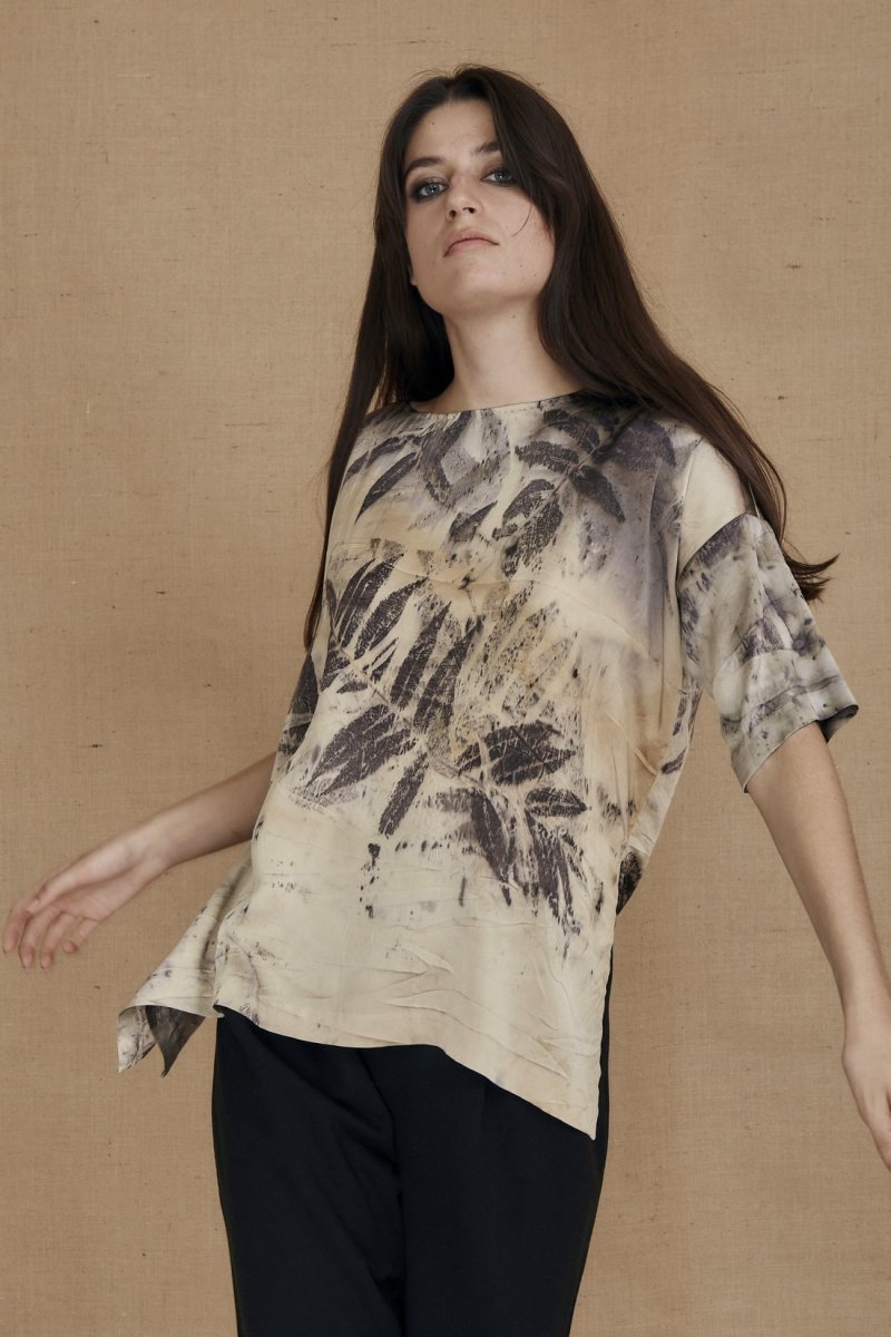 Haut beige large en satin de soie imprimé pour femme BEA – Image 2