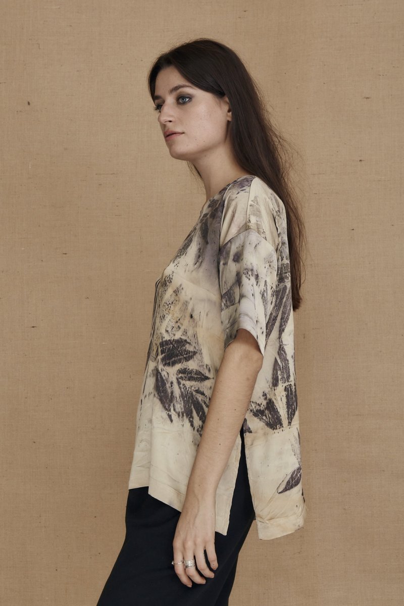 Haut beige large en satin de soie imprimé pour femme BEA – Image 4