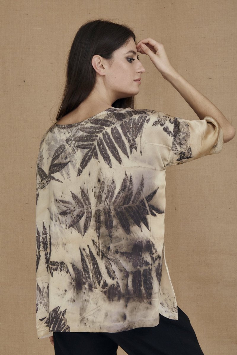 Haut beige large en satin de soie imprimé pour femme BEA – Image 5