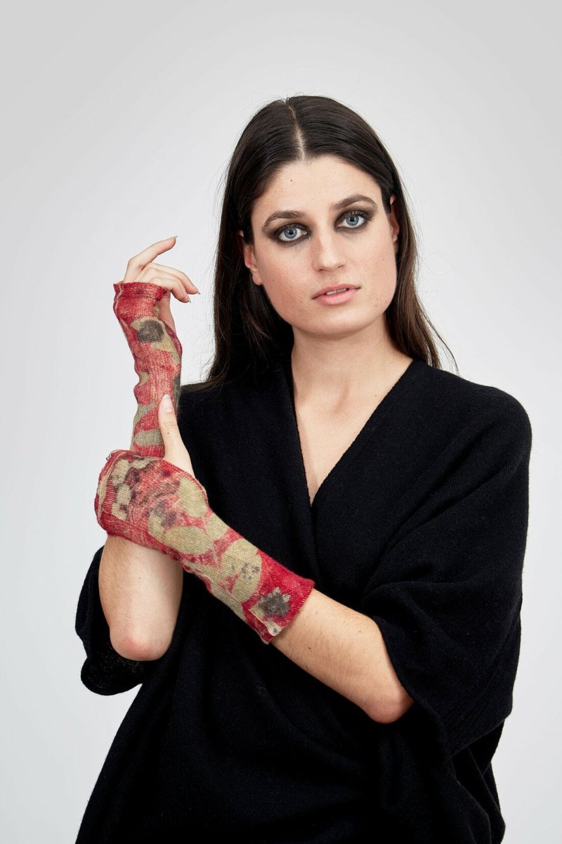 Red printed cashmere mittens for women DOUCE – Image 3