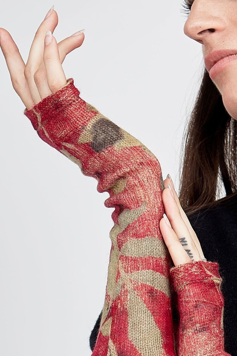 Red printed cashmere mittens for women DOUCE – Image 4