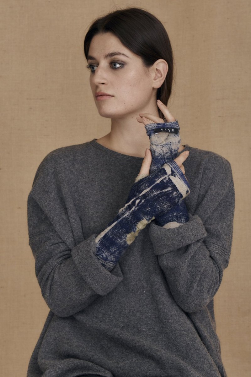 Blue printed wool mittens for women FLORA – Image 3