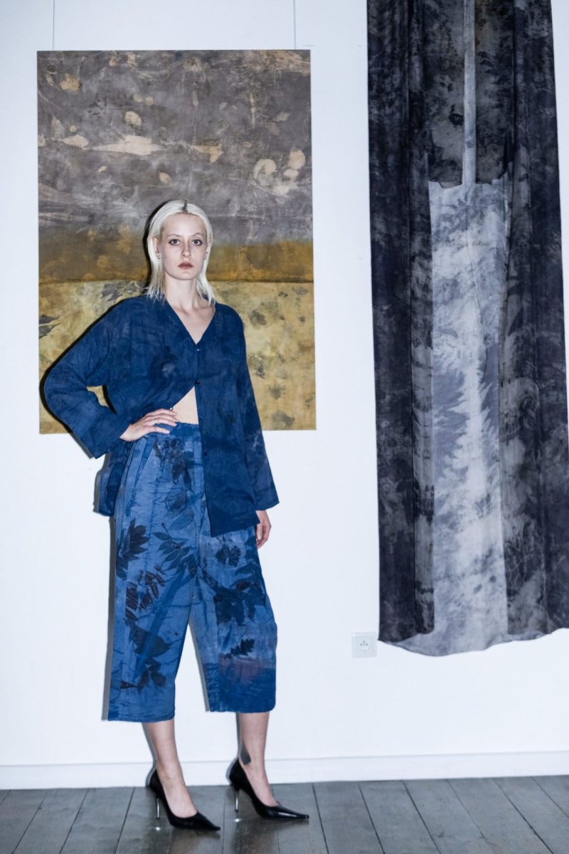 Pantalon bleu en coton bio imprimé pour femme SEN – Image 2