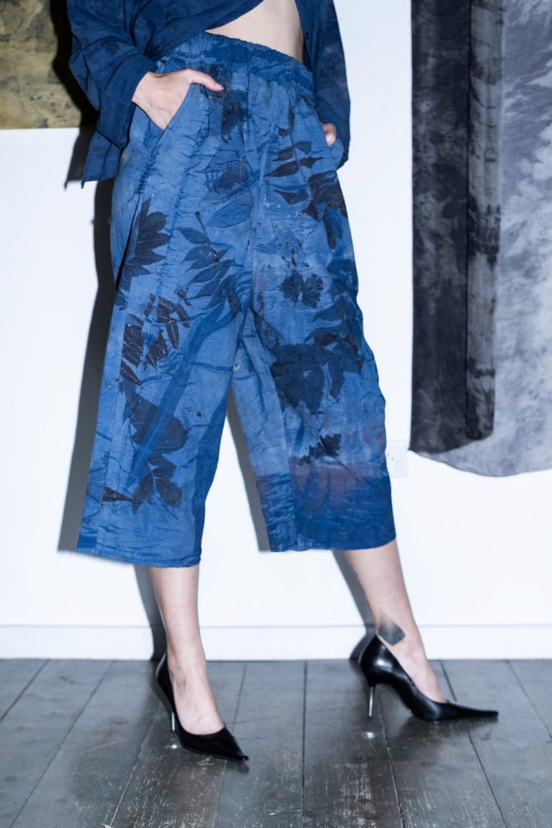 Pantalon bleu en coton bio imprimé pour femme SEN – Image 4