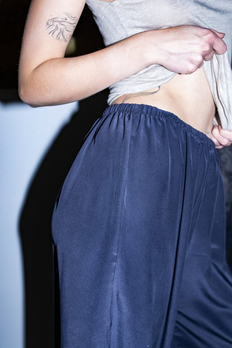 Charcoal grey large silk trousers for women VIKI – Image 4