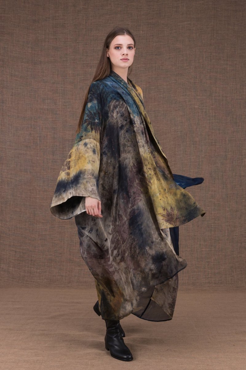 Robe-kimono kaki bleu en satin de soie imprimé TROPICAL – Image 2