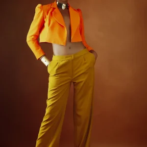 Veston en crêpe orange pantalon en crêpe vert anis